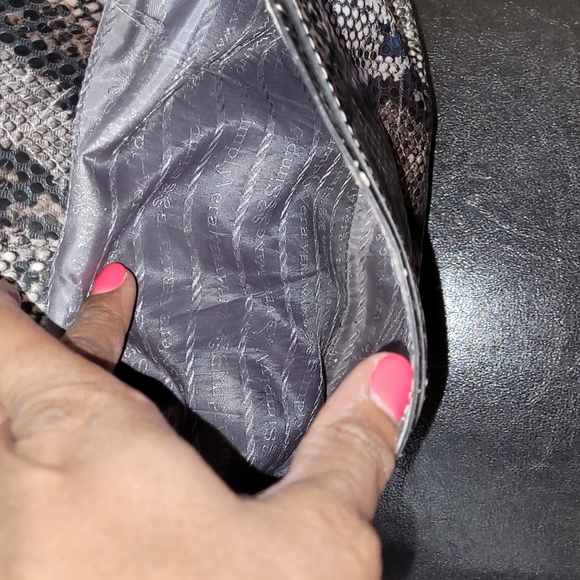 ❤Simply Vera Wang Large Faux Snakeskin Tote Purse❤ - Picture 6 of 16